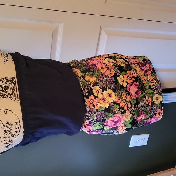 Sleeveless Flower Dress - Picture 2 of 2